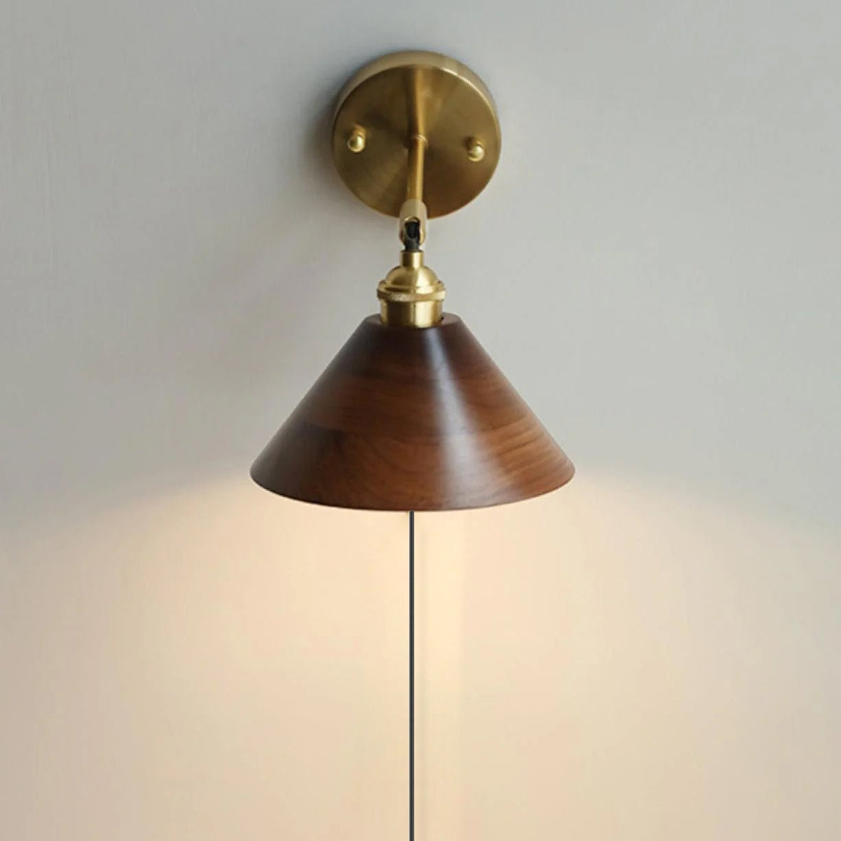 Vintage Wandlamp Met Houten Kap En Trekschakelaar