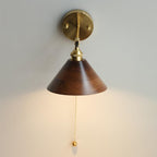 Vintage Wandlamp Met Houten Kap En Trekschakelaar