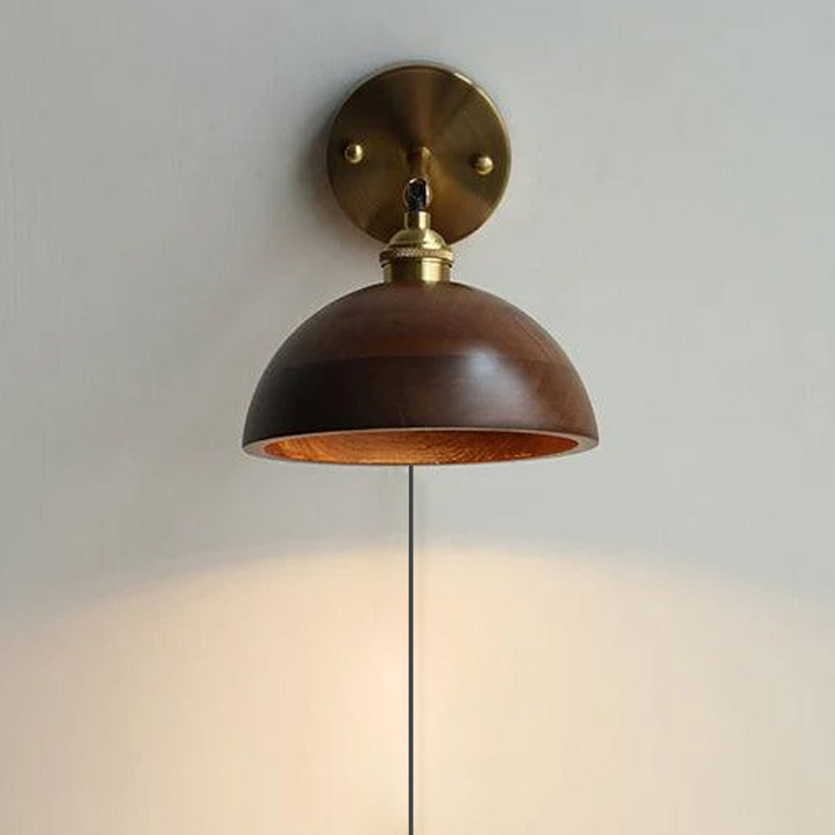 Vintage Wandlamp Met Houten Kap En Trekschakelaar