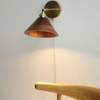 Vintage Wandlamp Met Houten Kap En Trekschakelaar