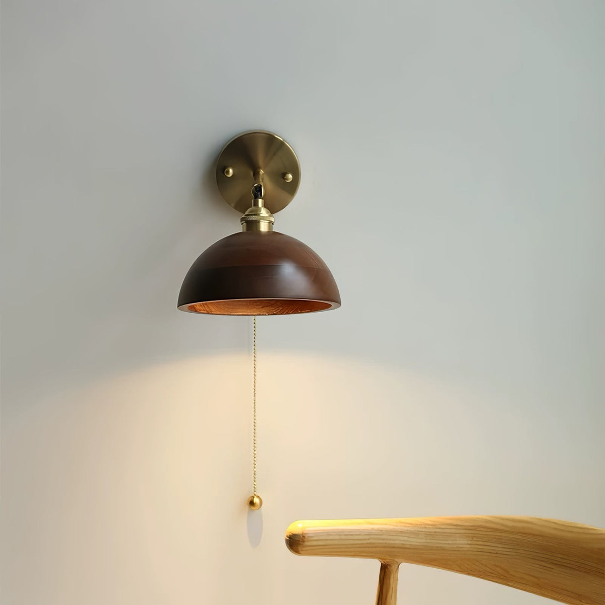 Vintage Wandlamp Met Houten Kap En Trekschakelaar