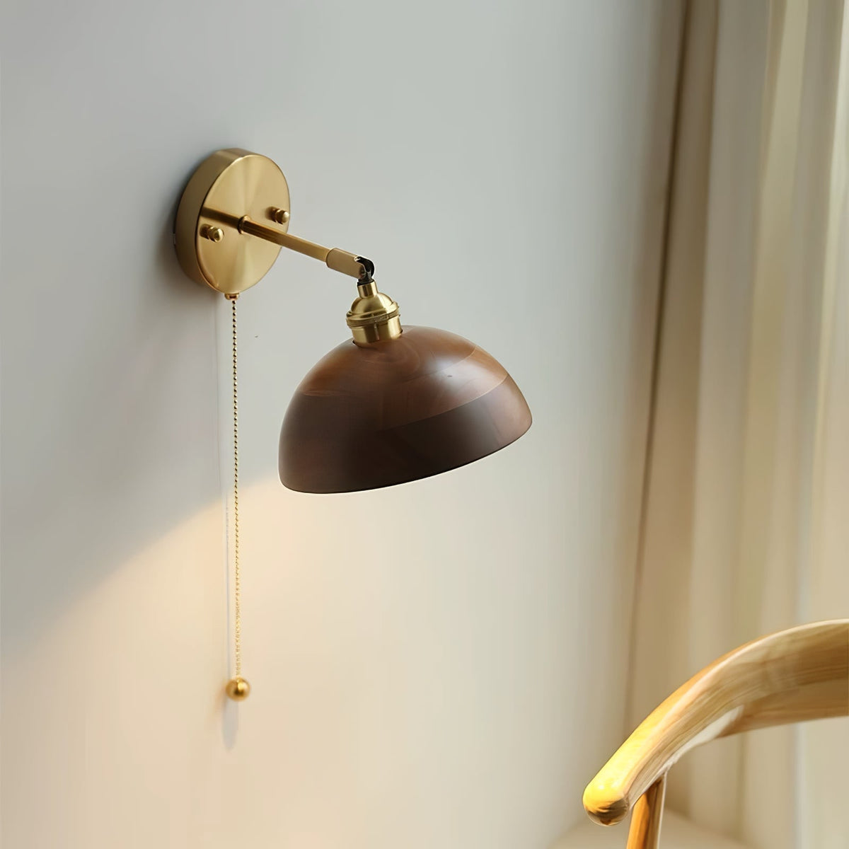 Vintage Wandlamp Met Houten Kap En Trekschakelaar