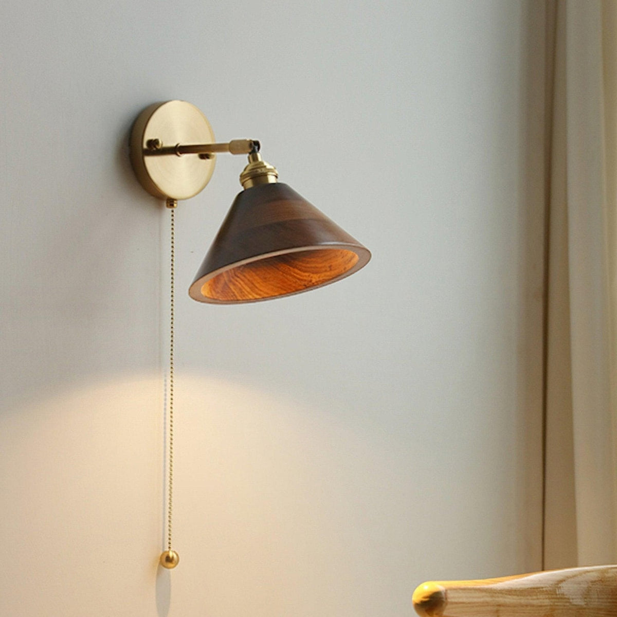 Vintage Wandlamp Met Houten Kap En Trekschakelaar