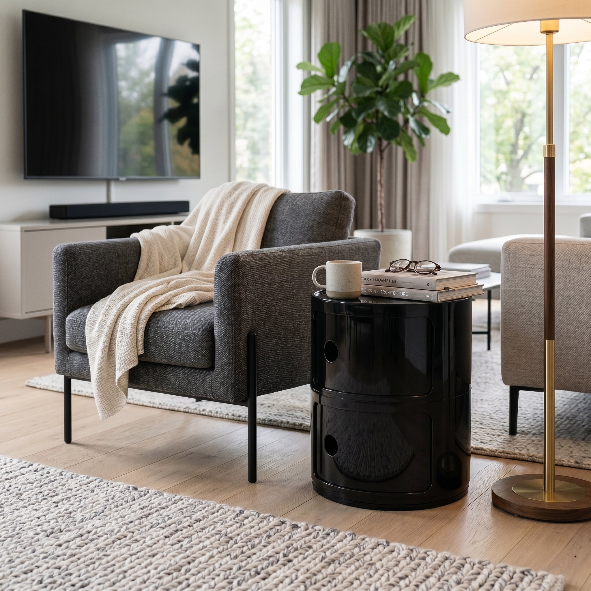 Ronde Kast Met Draaiende Deurtjes En Compact Ontwerp
