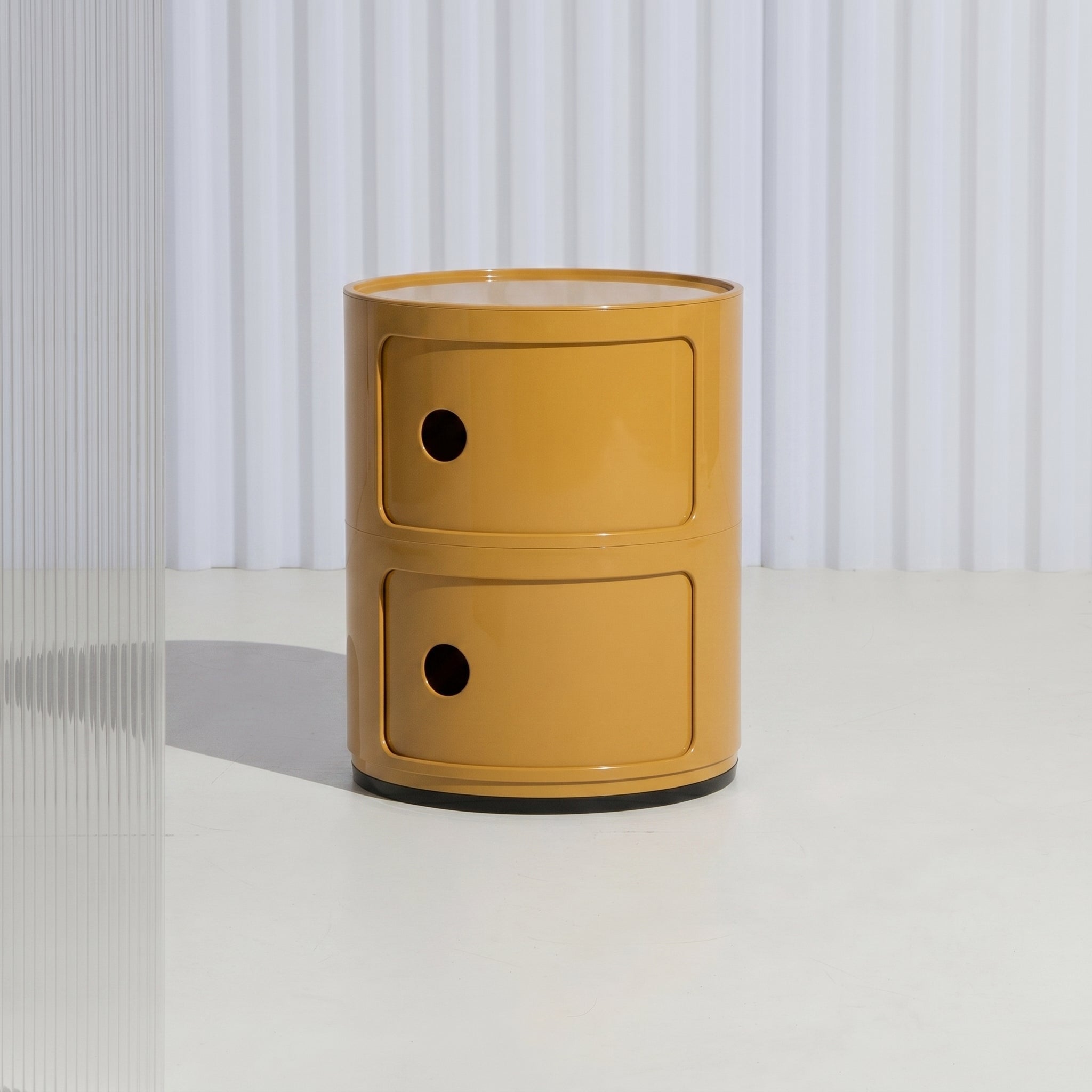 Ronde Kast Met Draaiende Deurtjes En Compact Ontwerp